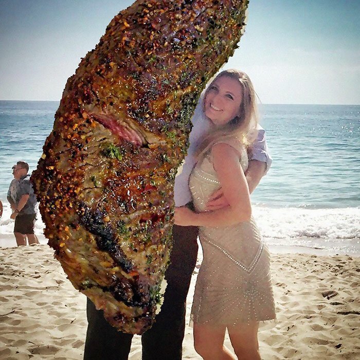 Вместо того, чтобы выбросить фотографии со своим бывшим, эта женщина просто накрыла его стейком (6 фото)