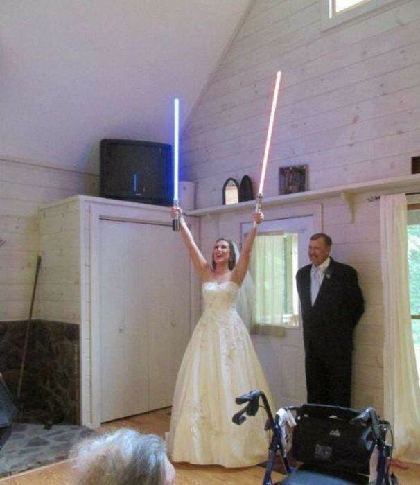 20 забавных свадебных кадров: кто во что горазд (21 фото)