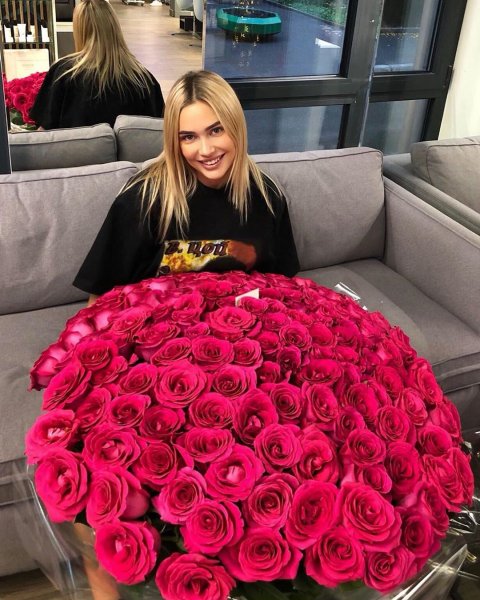 Пытается оправдаться за фальшивые отношения? Рудова хвастается огромным букетом роз
