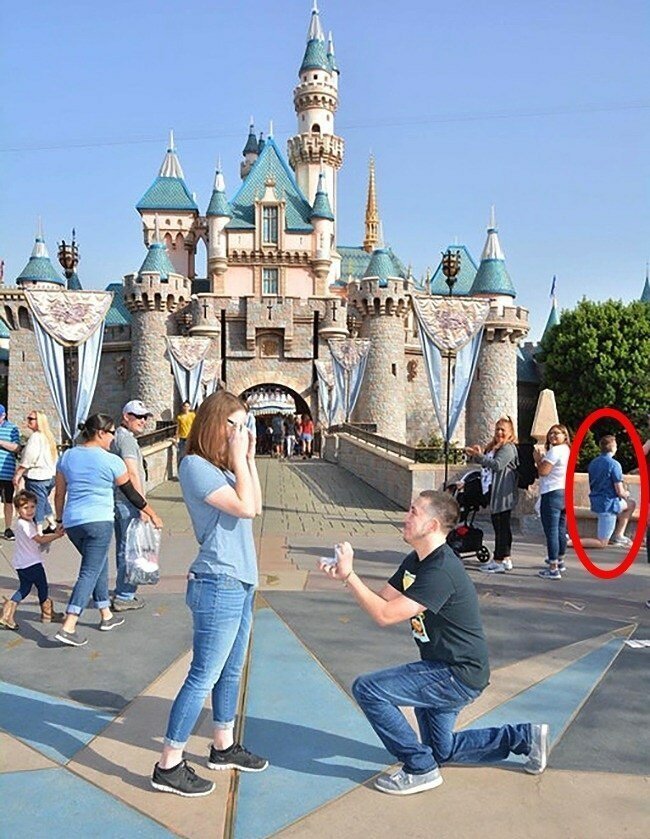 20 неожиданных фотографий, ставших шедеврами благодаря фону (21 фото) 20 неожиданных фотографий, ставших шедеврами благодаря фону (21 фото)