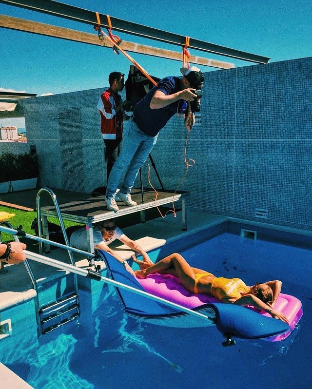 Залог удачной фотографии девушки - это старания её преданного парня (16 фото)