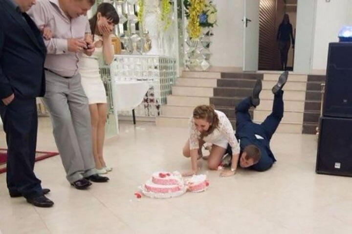 20 забавных свадебных кадров: кто во что горазд (21 фото)