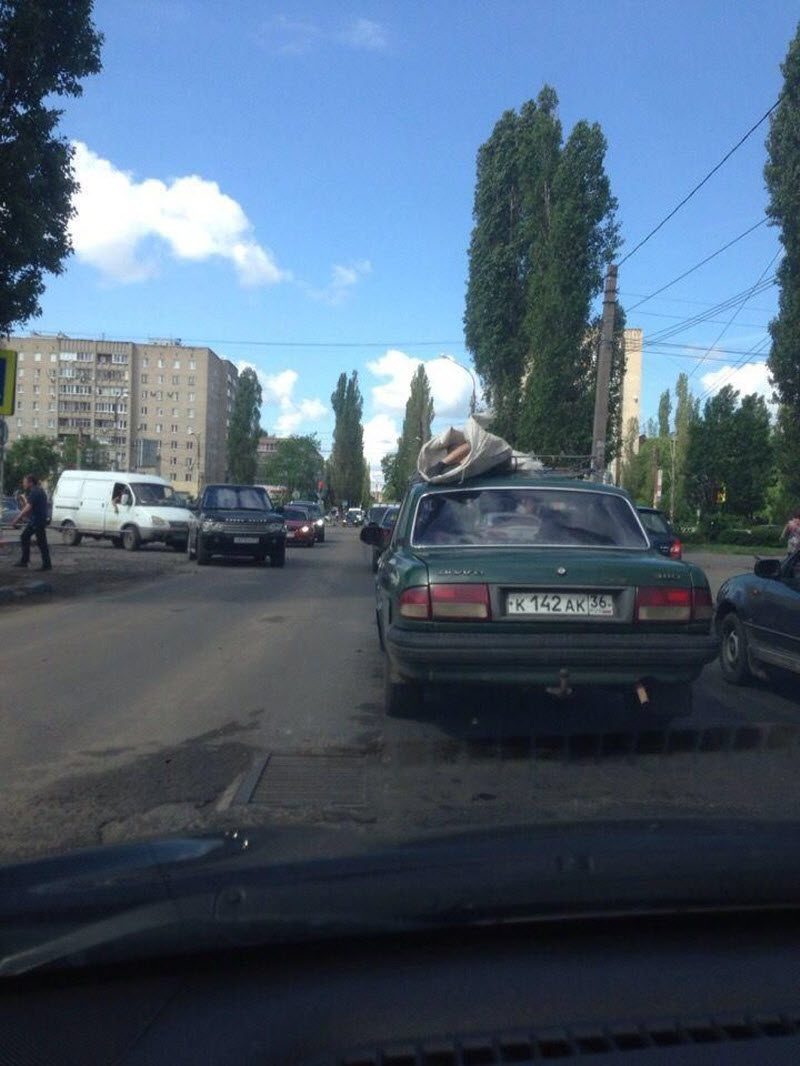 Необычная доставка на Волге (3 фото)