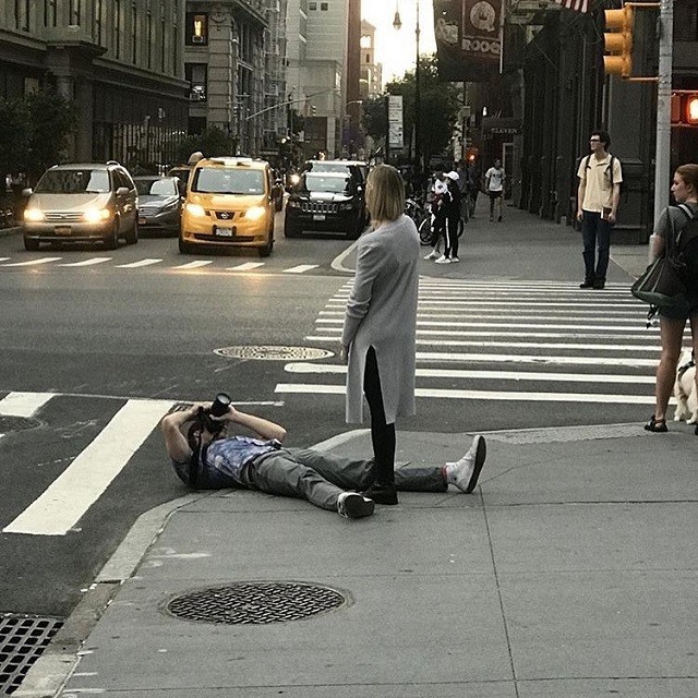 Залог удачной фотографии девушки - это старания её преданного парня (16 фото)