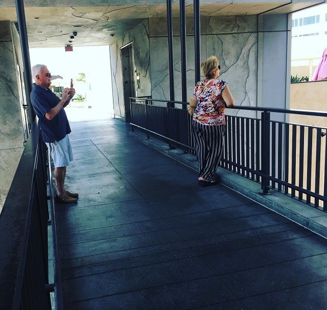 Залог удачной фотографии девушки - это старания её преданного парня (16 фото)