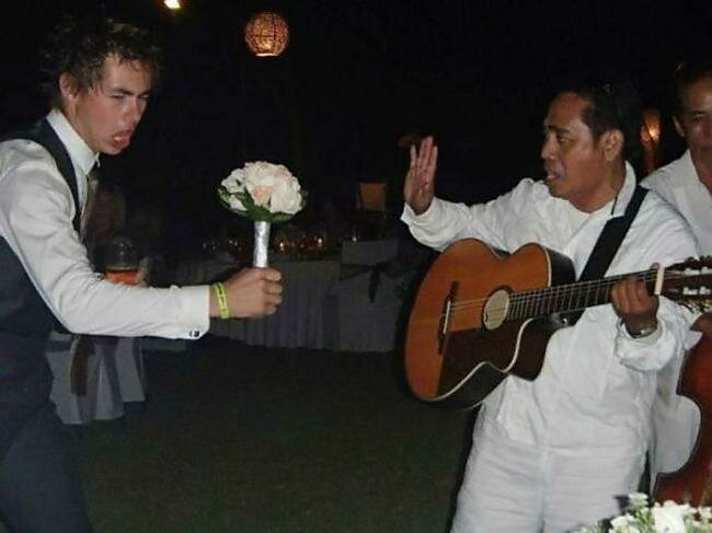 20 забавных свадебных кадров: кто во что горазд (21 фото)