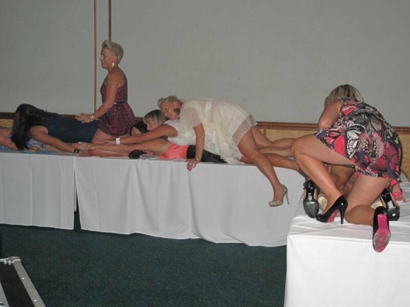 20 забавных свадебных кадров: кто во что горазд (21 фото)