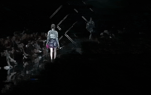 Фейлы моделей на показах мод (16 гифок)