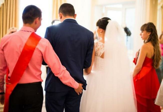20 забавных свадебных кадров: кто во что горазд (21 фото)
