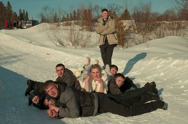 20 забавных свадебных кадров: кто во что горазд (21 фото)