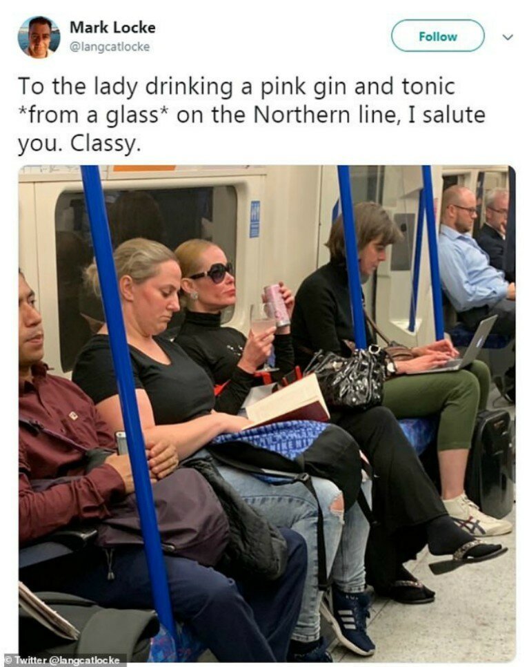 В метро Лондона заметили элегантную даму с бокалом (8 фото)