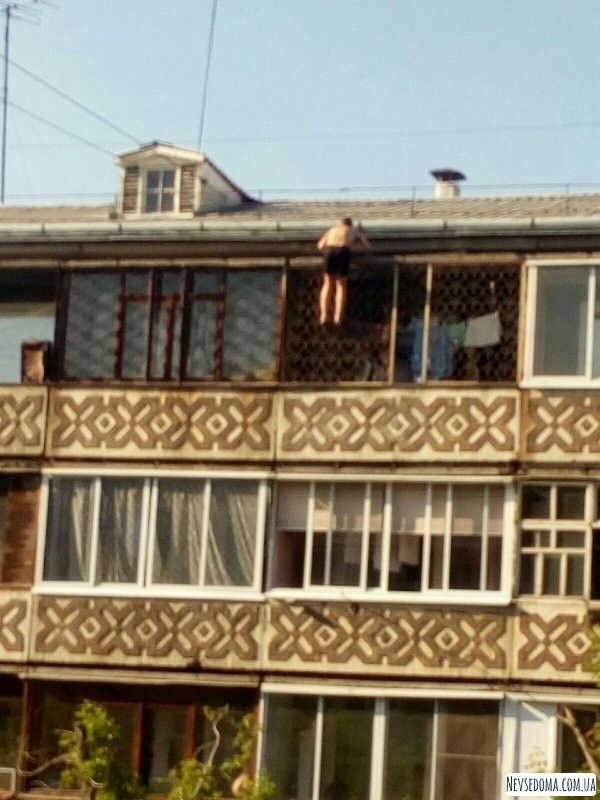 Житель Ангарска выбрал рискованный способ позагорать (5 фото)