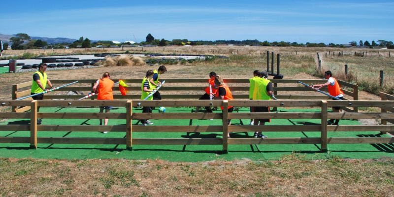 Настольный футбол в натуральную величину с живыми игроками (5 фото)