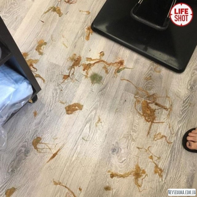 Жительница Москвы решила осветлить волосы (7 фото)