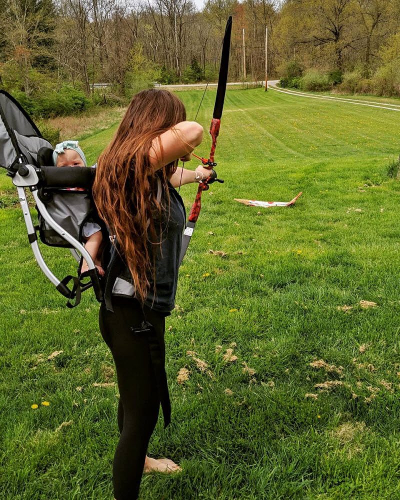 Любительница охоты с луком берет с собой маленькую дочь (14 фото)