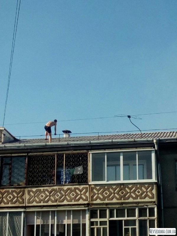 Житель Ангарска выбрал рискованный способ позагорать (5 фото)