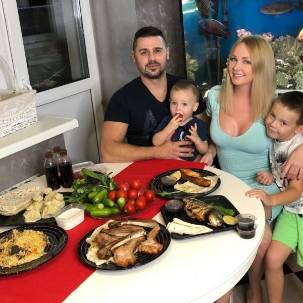 Хорошо, хоть не убил! Пынзарь с детьми в спешке сбежала от мужа-тирана из России
 Хорошо, хоть не убил! Пынзарь с детьми в спешке сбежала от мужа-тирана из России