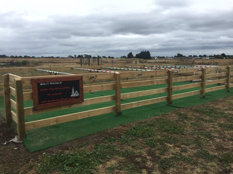 Настольный футбол в натуральную величину с живыми игроками (5 фото)