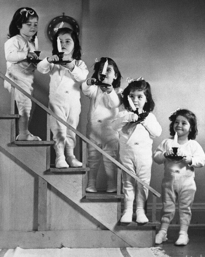 Трагическая судьба самых известных пятерняшек в мире: жизнь за стеклом (15 фото + 1 видео) Трагическая судьба самых известных пятерняшек в мире: жизнь за стеклом (15 фото + 1 видео)