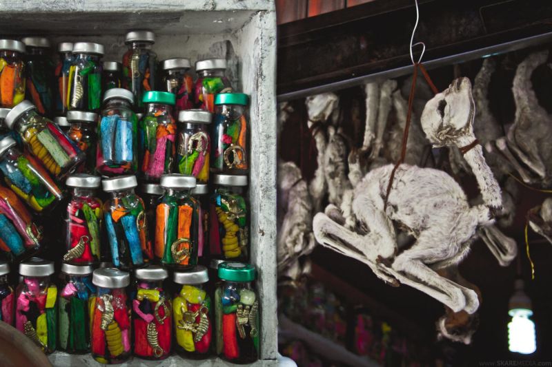 "Рынок ведьм" в кратере потухшего вулкана на высоте 3000 метров (15 фото)