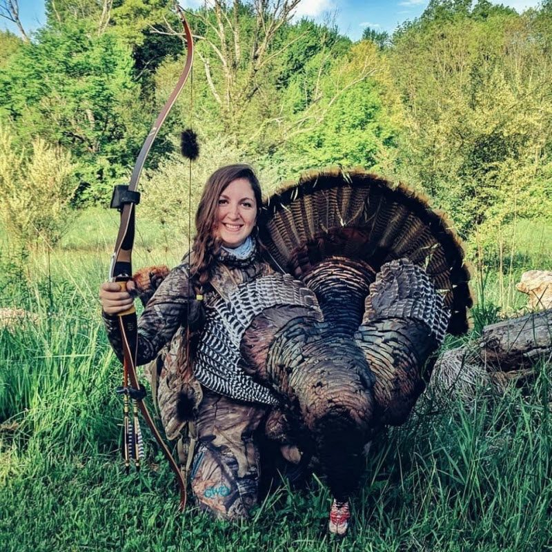 Любительница охоты с луком берет с собой маленькую дочь (14 фото)