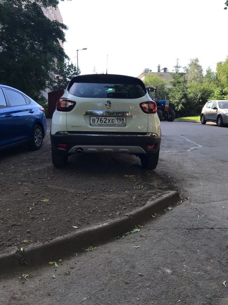 Автомобилисты так обрадовались новой "парковке", что поспешили занять места (5 фото)