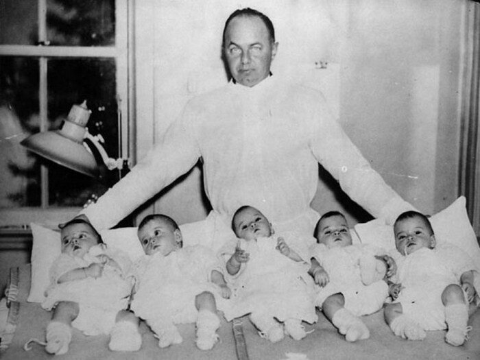 Трагическая судьба самых известных пятерняшек в мире: жизнь за стеклом (15 фото + 1 видео) Трагическая судьба самых известных пятерняшек в мире: жизнь за стеклом (15 фото + 1 видео)