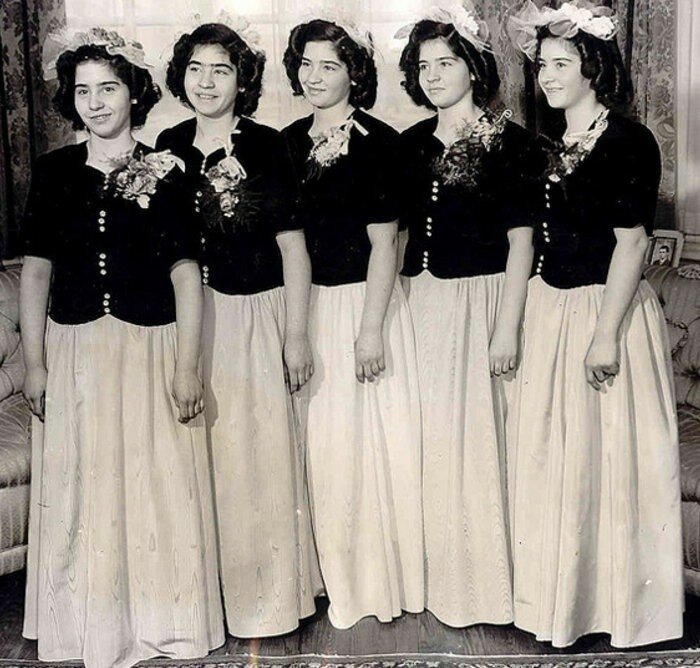 Трагическая судьба самых известных пятерняшек в мире: жизнь за стеклом (15 фото + 1 видео) Трагическая судьба самых известных пятерняшек в мире: жизнь за стеклом (15 фото + 1 видео)