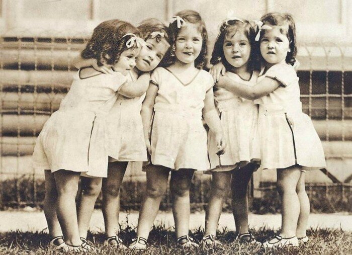 Трагическая судьба самых известных пятерняшек в мире: жизнь за стеклом (15 фото + 1 видео) Трагическая судьба самых известных пятерняшек в мире: жизнь за стеклом (15 фото + 1 видео)