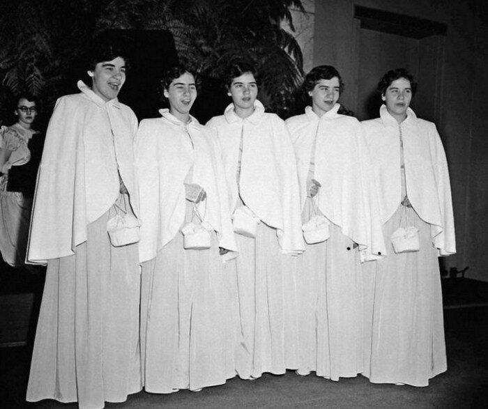 Трагическая судьба самых известных пятерняшек в мире: жизнь за стеклом (15 фото + 1 видео) Трагическая судьба самых известных пятерняшек в мире: жизнь за стеклом (15 фото + 1 видео)