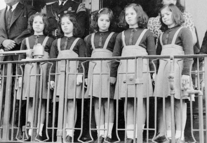 Трагическая судьба самых известных пятерняшек в мире: жизнь за стеклом (15 фото + 1 видео) Трагическая судьба самых известных пятерняшек в мире: жизнь за стеклом (15 фото + 1 видео)