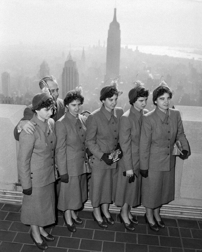 Трагическая судьба самых известных пятерняшек в мире: жизнь за стеклом (15 фото + 1 видео) Трагическая судьба самых известных пятерняшек в мире: жизнь за стеклом (15 фото + 1 видео)