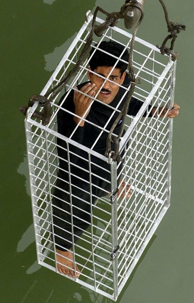 В реке Ганг уже сутки ищут иллюзиониста (5 фото + 1 видео)