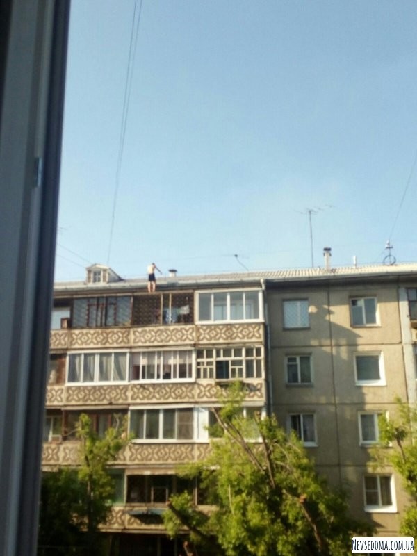 Житель Ангарска выбрал рискованный способ позагорать (5 фото)