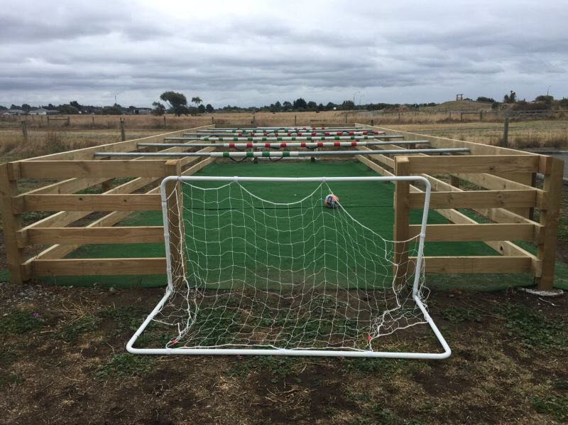 Настольный футбол в натуральную величину с живыми игроками (5 фото)