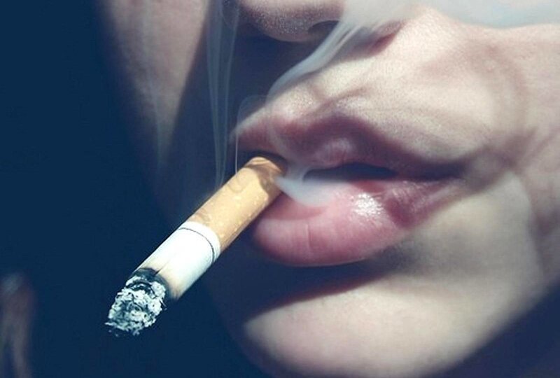 Компания девиц расправилась с парнем из-за замечания о брошенной сигарете (2 фото)