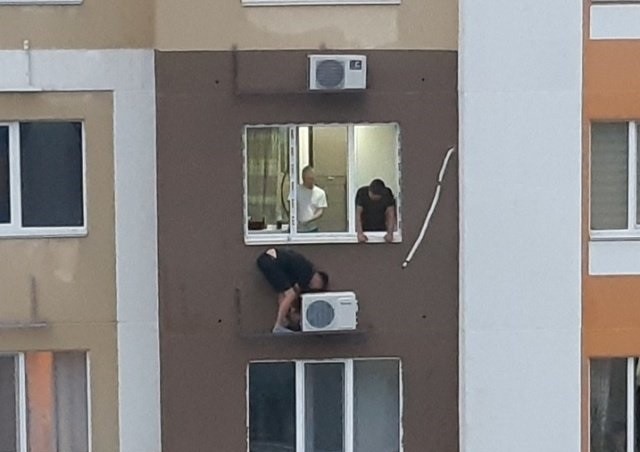 Бесстрашный установщик кондиционеров (2 фото)