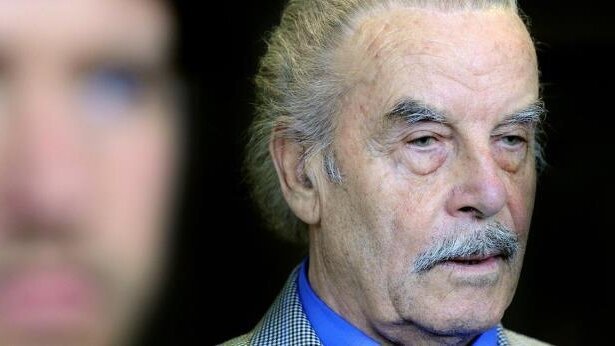 Жуткая история Йозефа Фритцля, который 24 года насиловал дочь и прятал ее в бункере (19 фото)