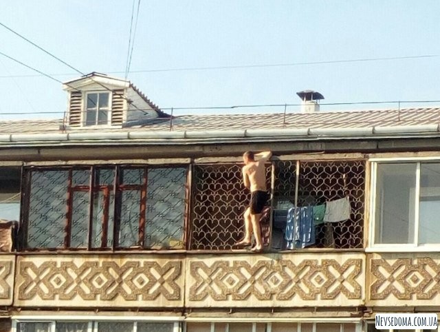 Житель Ангарска выбрал рискованный способ позагорать (5 фото)