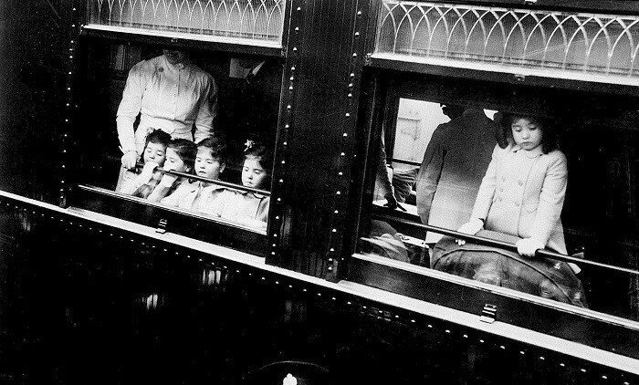 Трагическая судьба самых известных пятерняшек в мире: жизнь за стеклом (15 фото + 1 видео) Трагическая судьба самых известных пятерняшек в мире: жизнь за стеклом (15 фото + 1 видео)