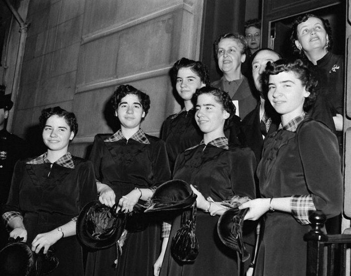 Трагическая судьба самых известных пятерняшек в мире: жизнь за стеклом (15 фото + 1 видео) Трагическая судьба самых известных пятерняшек в мире: жизнь за стеклом (15 фото + 1 видео)