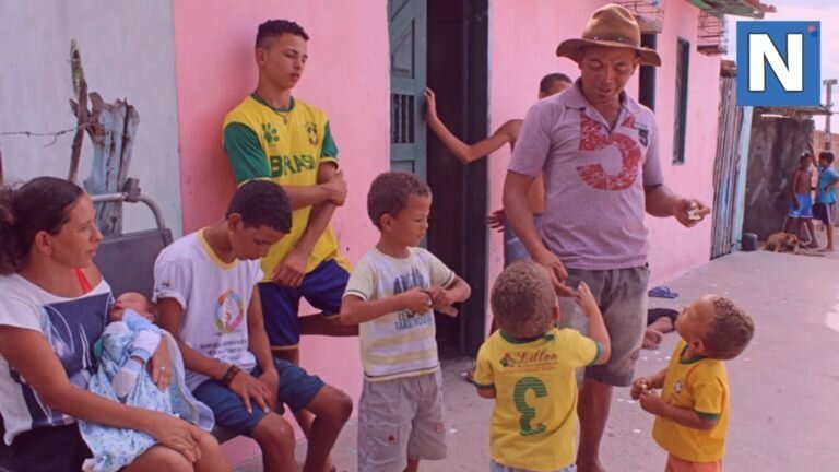 Мать 13 сыновей пообещала рожать, пока не появится дочь (10 фото)