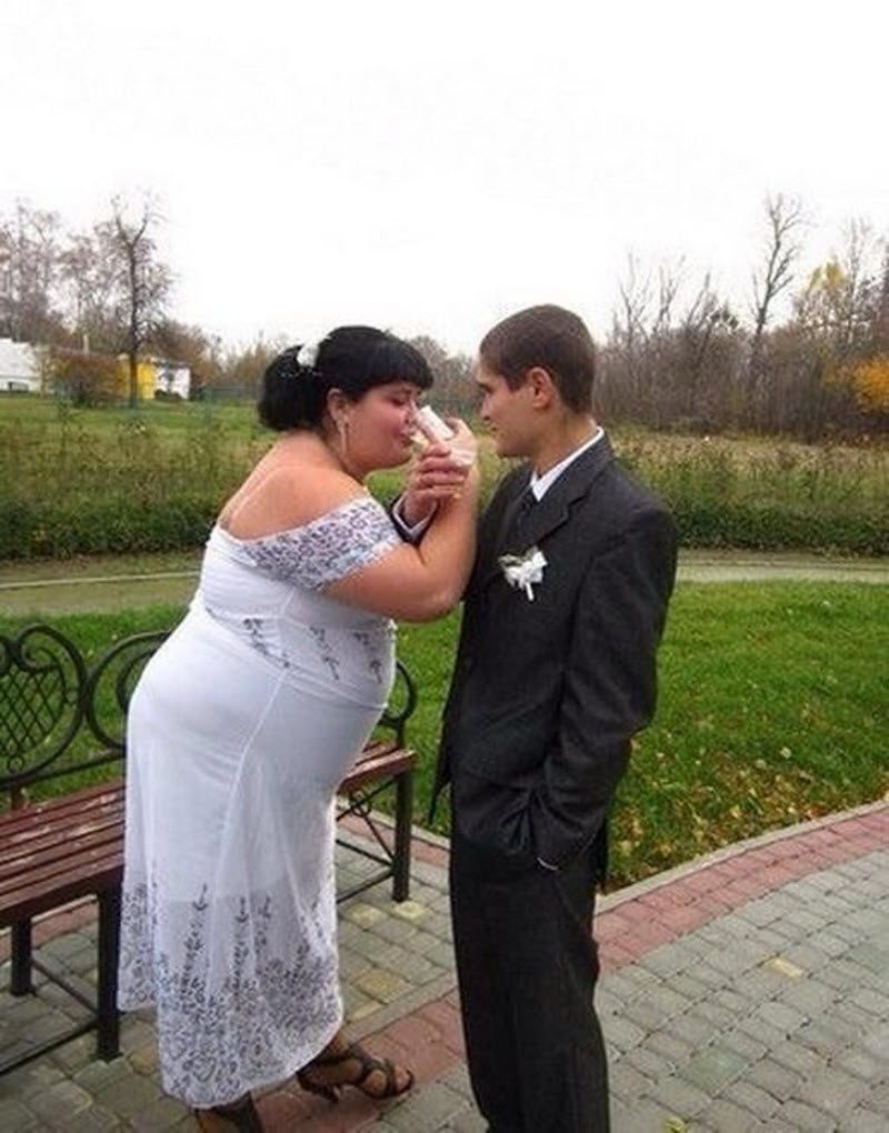 Внимание, вопрос: что не так с женихом? (10 фото)