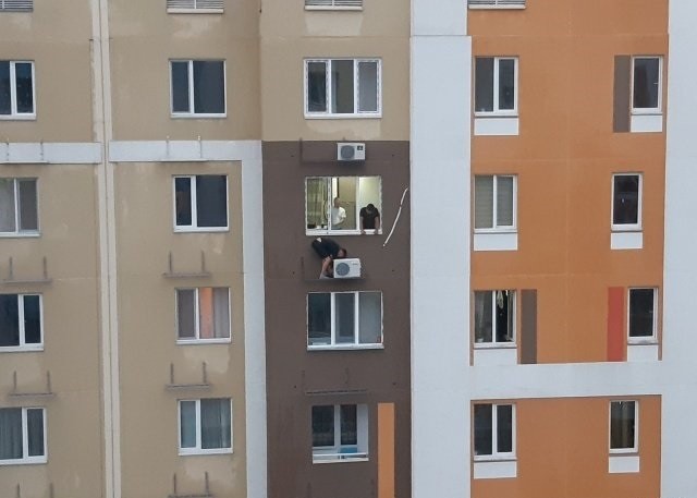 Бесстрашный установщик кондиционеров (2 фото)