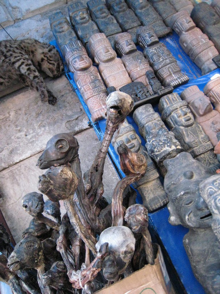 "Рынок ведьм" в кратере потухшего вулкана на высоте 3000 метров (15 фото)