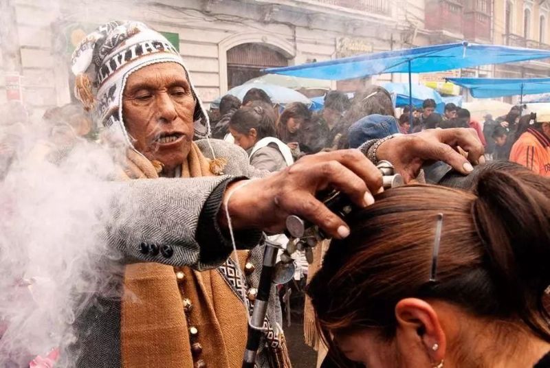 "Рынок ведьм" в кратере потухшего вулкана на высоте 3000 метров (15 фото)