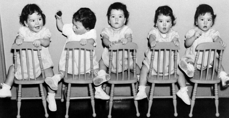 Трагическая судьба самых известных пятерняшек в мире: жизнь за стеклом (15 фото + 1 видео) Трагическая судьба самых известных пятерняшек в мире: жизнь за стеклом (15 фото + 1 видео)