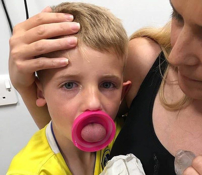 Пацан засунул язык в бутылку для воды (4 фото)