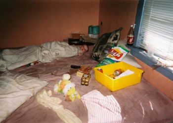 От младенца до подростка через шприцы: девушка показала фото детства в семье наркоманов (10 фото)