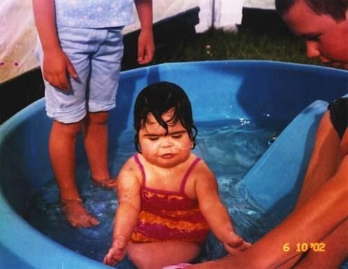 Девочке-русалке было 10 лет (6 фото)